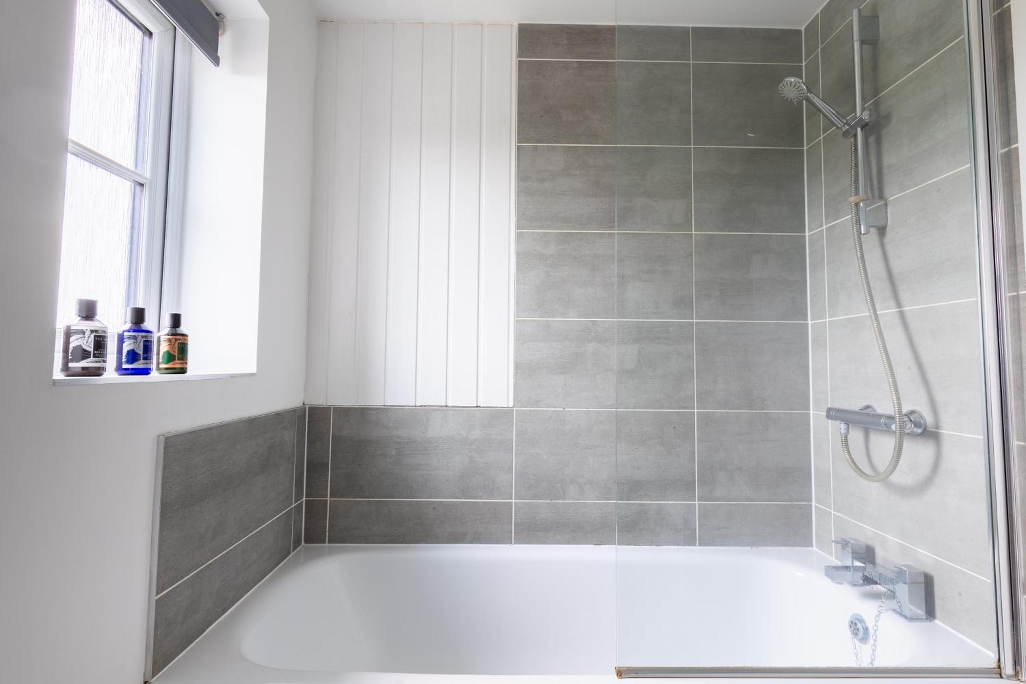 Spacious 4-Bedroom Home Near City Centre With Parking Nottingham Ngoại thất bức ảnh
